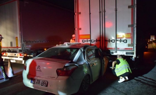 Bilecik'te tıra arkadan çarpan otomobildeki 2 kişi ağır yaralandı