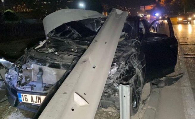 Bursa'da bariyerlere çarptıktan sonra otomobili terk eden sürücü aranıyor