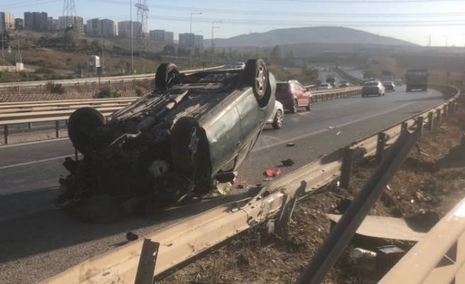 Ümraniye'de devrilen otomobilin sürücüsü yaralandı