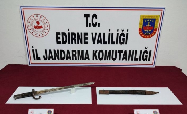 Edirne'de bir kişinin üzerinde tarihi olduğu değerlendirilen kılıç ve kını ele geçirildi