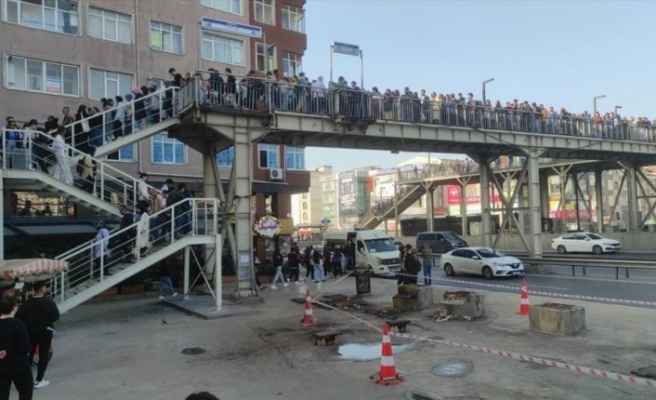 İstanbul'da metrobüs duraklarında yoğunluk yaşandı