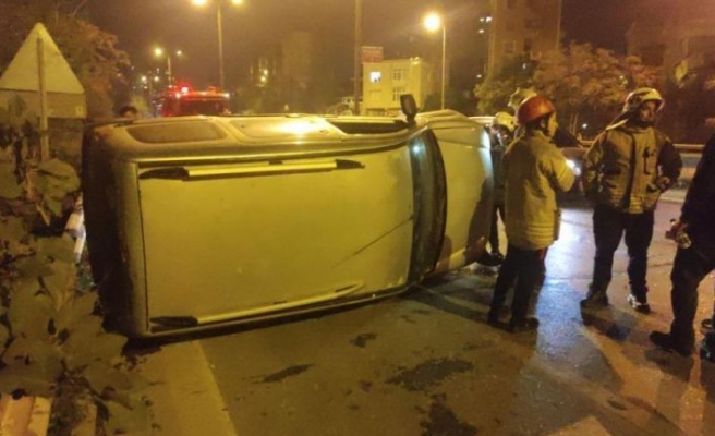 Kartal'da devrilen otomobilin sürücüsü yaralandı