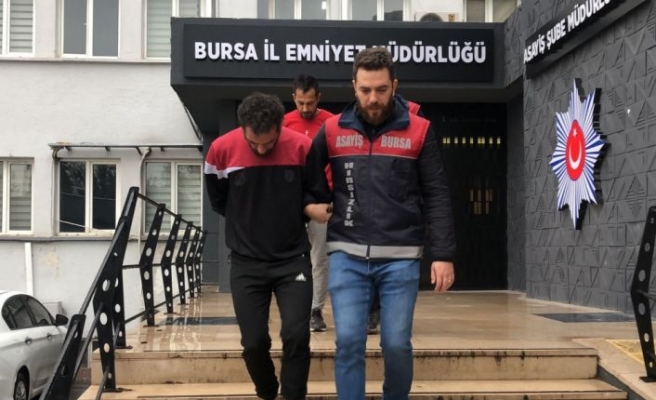 Bursa'da aşevinin çatısındaki kurşun levhaları çalan kişiler güvenlik kamerasınca kaydedildi