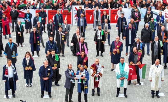 İstanbul'da akademisyenlerden “cübbeli“ İsrail protestosu