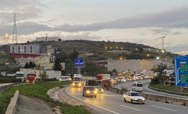 Kocaeli'de kara yolunda tırdan düşen konteyner ulaşımı aksattı