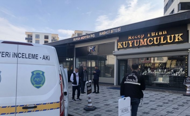 Bursa'da maskeli şüpheli, silah tehdidiyle kuyumcudan 8 bilezik çaldı