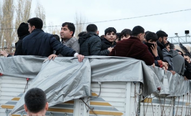 Kırklareli'nde kasasında 62 düzensiz göçmen taşıyan firari kamyon şoförü yakalandı