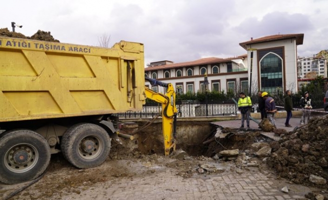 KEÇİÖREN FATİH VE CUMHURİYET CADDELERİNDE YAŞANAN SEL MANZARASI SON BULUYOR