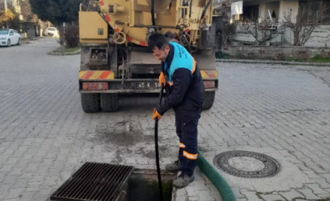 Kula’da dört mahallenin yağmursuyu ızgaraları temizlendi