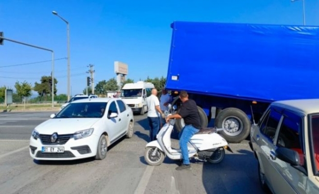 Bursa'da seyir halindeki tırın dorsesi yola düştü!