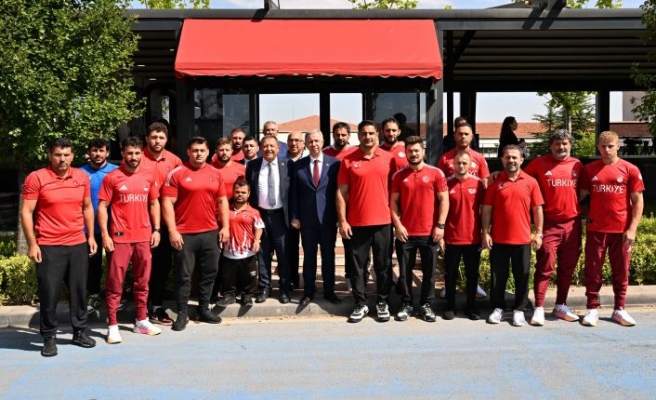 MANSUR YAVAŞ 2024 PARİS OLİMPİYATLARI ÖNCESİ ASKİ SPOR KULUBÜ SPORCULARIYLA BİR ARAYA GELDİ