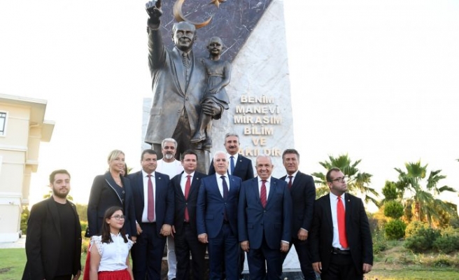 Zafer Bayramı, Atatürk Anıtı ile taçlandı