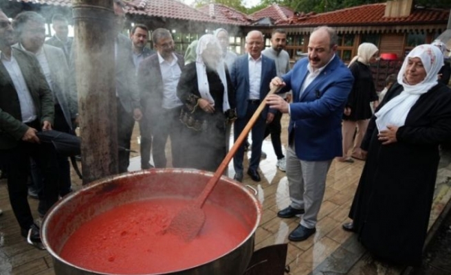 Mustafa Varank salça kazanı başına geçti