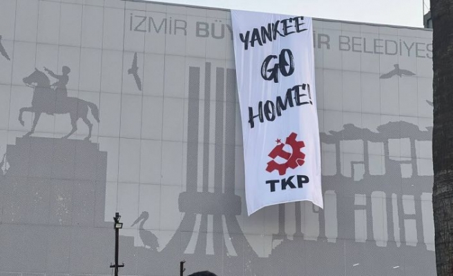 TKP savaş gemisinin tam karşısında dev "Yanke Go Home" pankartı sallandırdı