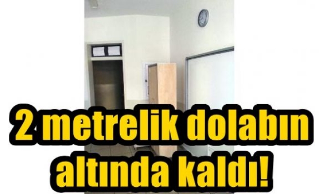 2 metrelik dolabın altında kaldı!