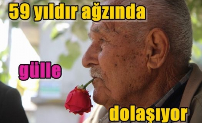 59 yıldır ağzında gülle dolaşıyor