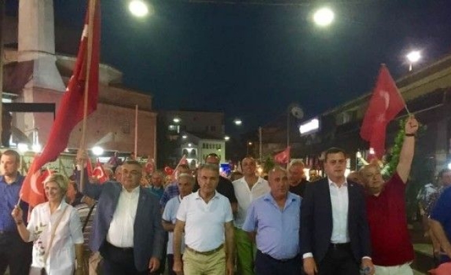 70 metrelik bayrakla demokrasi yürüyüşü