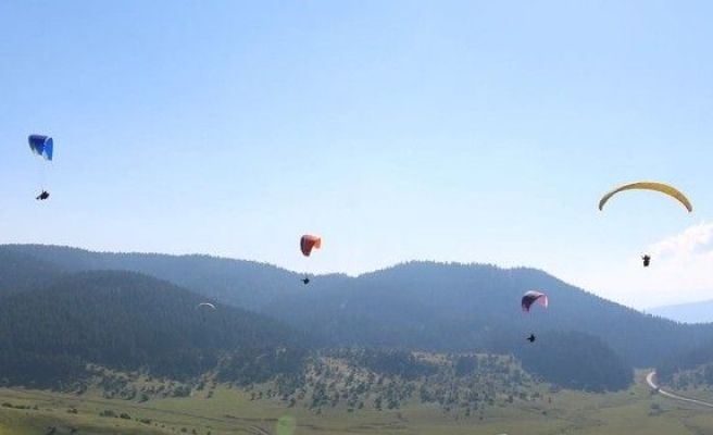 Abant’ta Yamaç Paraşütü Keyfi