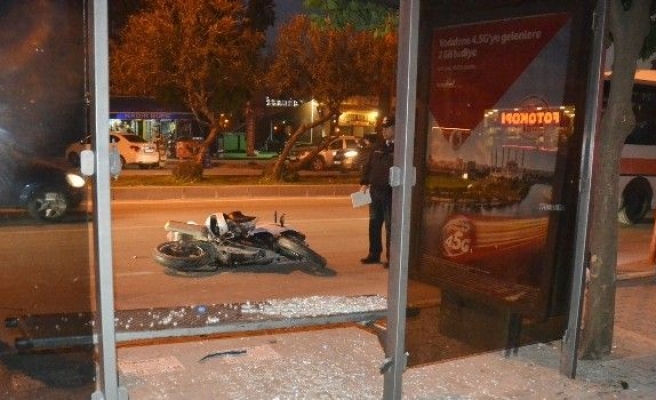 Adana’da motosiklet otobüs durağına daldı: 5 yaralı