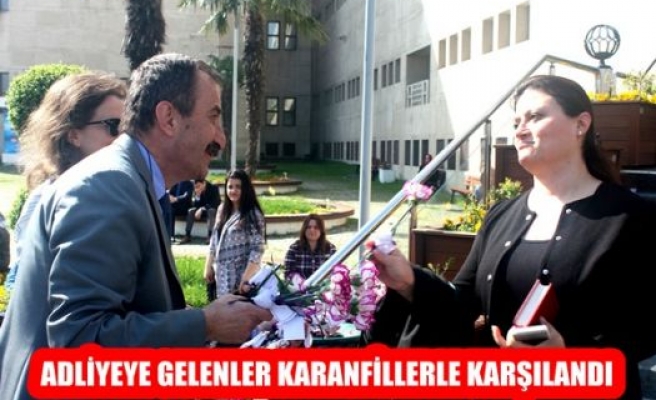 Adliyeye Gelenler Karanfillerle Karşılandı