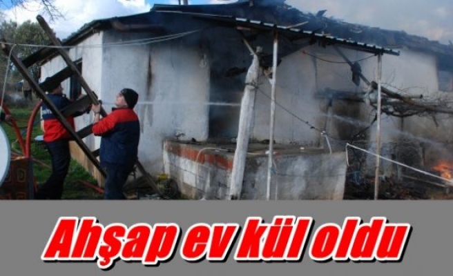 Ahşap ev kül oldu