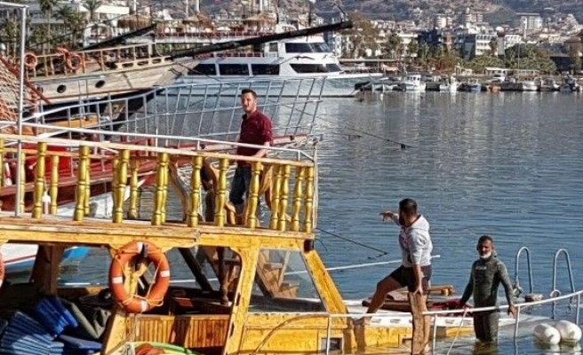 Alanya’da boş gezi teknesi batma tehlikesi geçirdi