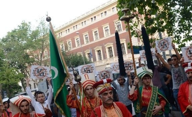 Almanya Konsolosluğu Önünde “Mehteranlı” Soykırım Protestosu