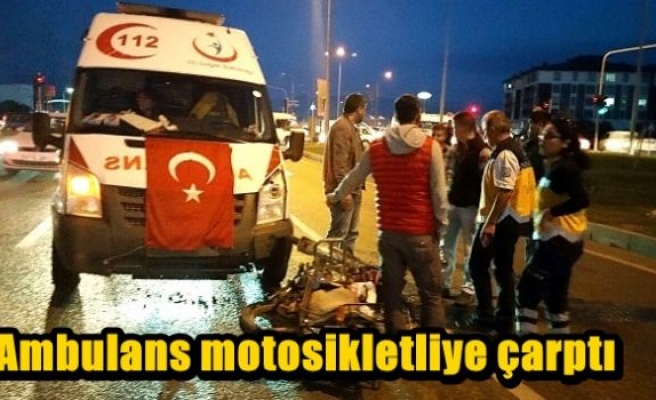 Ambulans motosikletliye çarptı