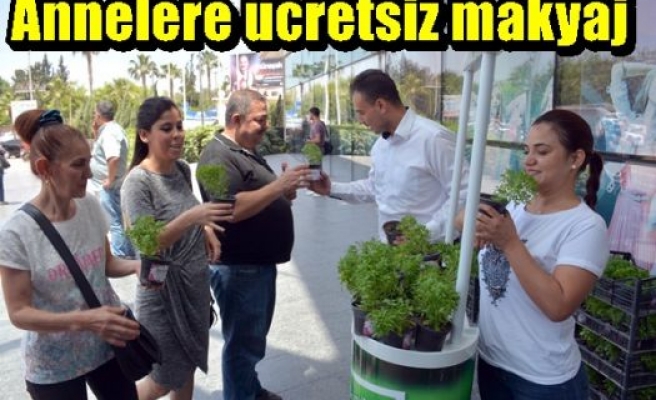 Annelere ücretsiz makyaj