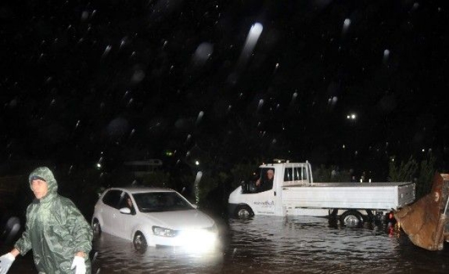 Antalya Sağanak Ve Fırtınaya Teslim