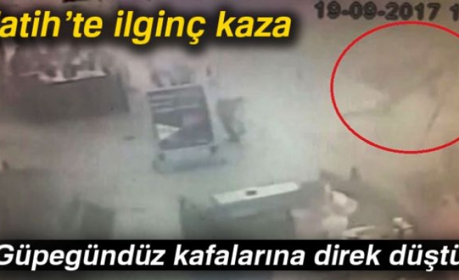 Aracın çarptığı direk kadının üzerine devrildi