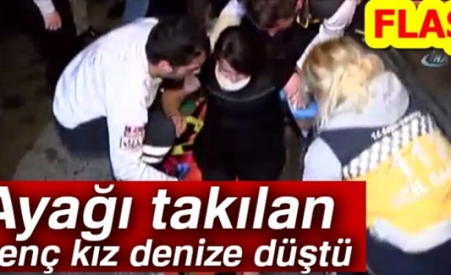 Ayağı takılan genç kız denize düştü