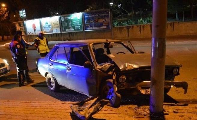 Aydınlatma direğine çarpan otomobil kullanılamaz hale geldi