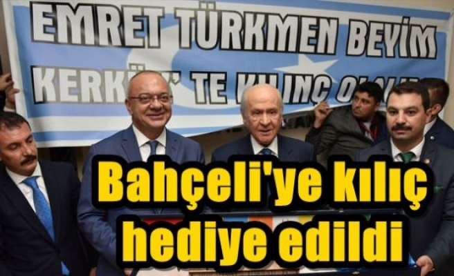 Bahçeli'ye kılıç hediye edildi