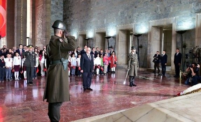 Bakan Avcı, Beraberindeki Çocuklarla Ata’nın Huzuruna Çıktı