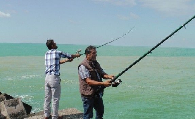 Balık Avlayarak İftar Saatini Bekliyorlar