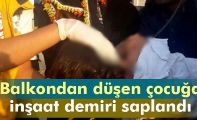 Balkondan düşen çocuğa inşaat demiri saplandı