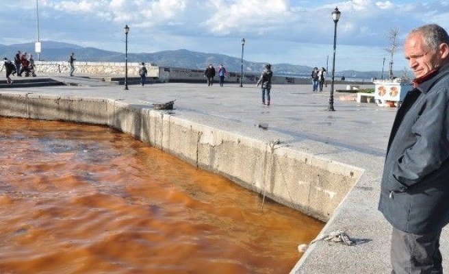 Bandırma’da Deniz Kızıla Büründü