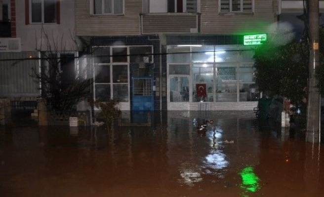 Bandırma’da İşyeri Ve Evleri Su Bastı