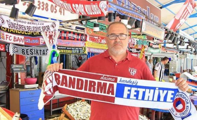 Bandırmalı balıkçının 'taraftar atkısı' koleksiyonu