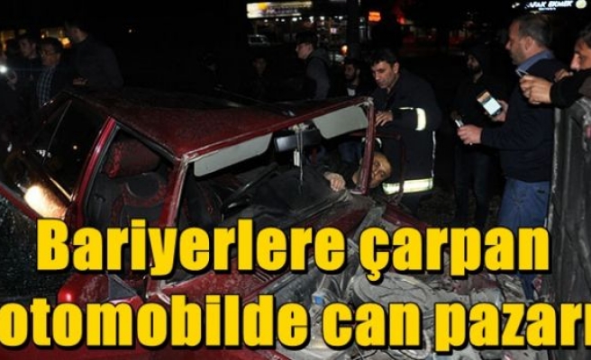 Bariyerlere çarpan otomobilde can pazarı