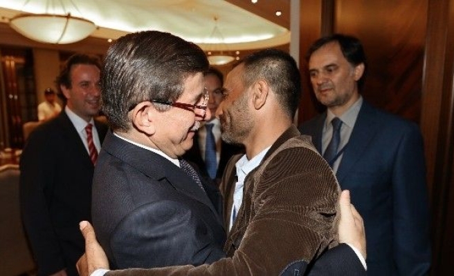 Başbakan Davutoğlu, Suriyeli Mültecilerin Temsilcilerini Kabul Etti