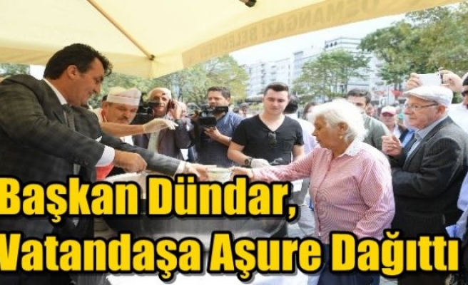 Başkan Dündar, Vatandaşa Aşure Dağıttı