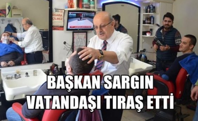 Başkan Sargın Vatandaşı Tıraş Etti