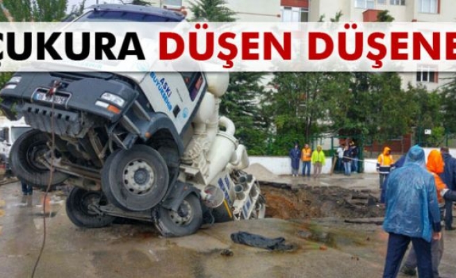 Başkent'te çukura düşen düşene