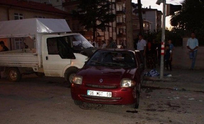 Başkent’te otomobille kamyonet çarpıştı: 6 kişi yaralandı