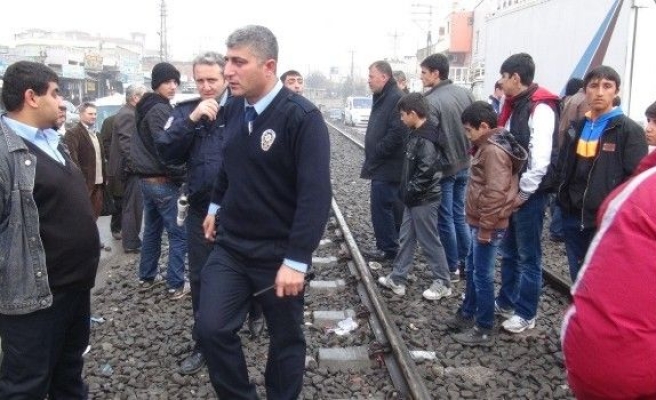 Batman’da Yük Treni Yayaya Çarpti