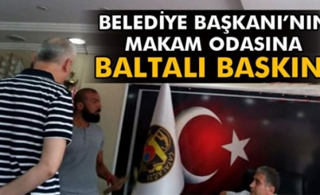 Belediye başkanına makamında baltalı tehdit