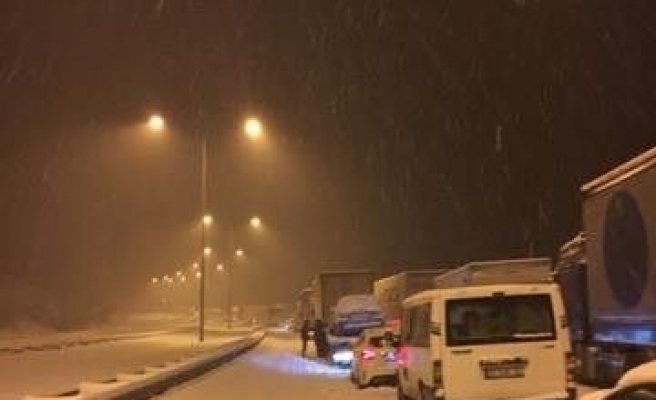 Bolu Ankara yolunda yoğun kar yağışı