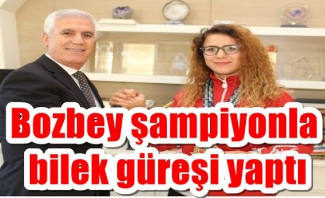 Bozbey şampiyonla bilek güreşi yaptı 